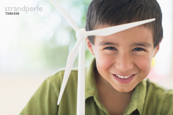 Windturbine Windrad Windräder Waage - Messgerät Portrait Junge - Person Modell halten