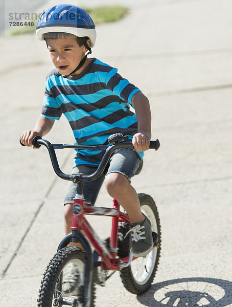 Junge - Person  fahren  Fahrrad  Rad  5-9 Jahre  5 bis 9 Jahre
