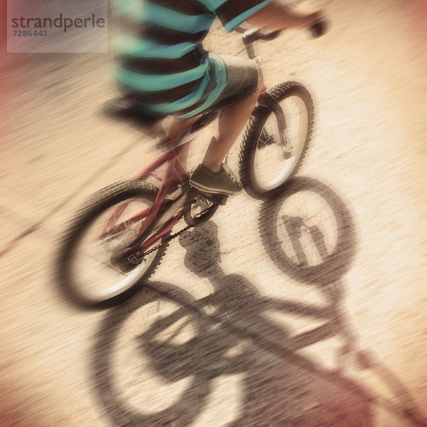 niedrig  Anschnitt  Junge - Person  fahren  Fahrrad  Rad  5-9 Jahre  5 bis 9 Jahre