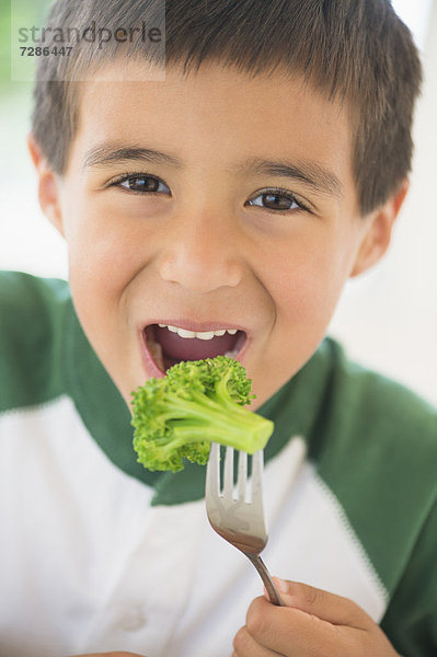 Portrait  Junge - Person  Broccoli  5-9 Jahre  5 bis 9 Jahre  essen  essend  isst