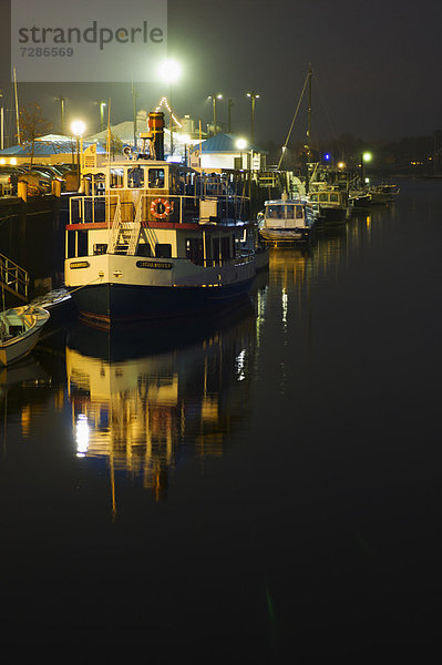 Fischereihafen  Fischerhafen  Nacht  Boot