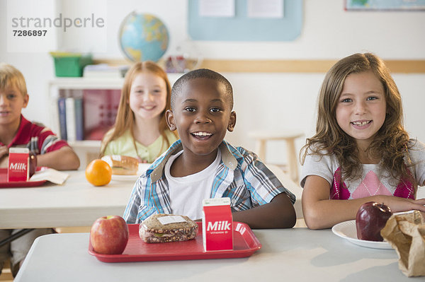 Portrait  Klassenzimmer  Schülerin  5-9 Jahre  5 bis 9 Jahre