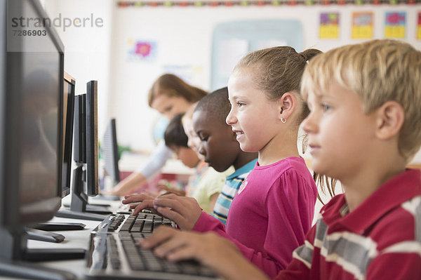 Computer  arbeiten  Lehrer  Schule  5-9 Jahre  5 bis 9 Jahre