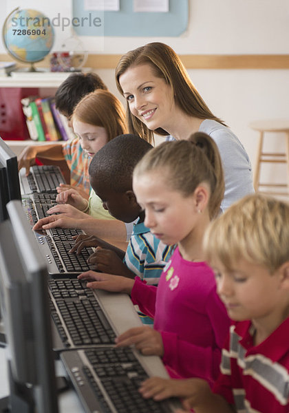 Computer  arbeiten  Lehrer  Schule  5-9 Jahre  5 bis 9 Jahre