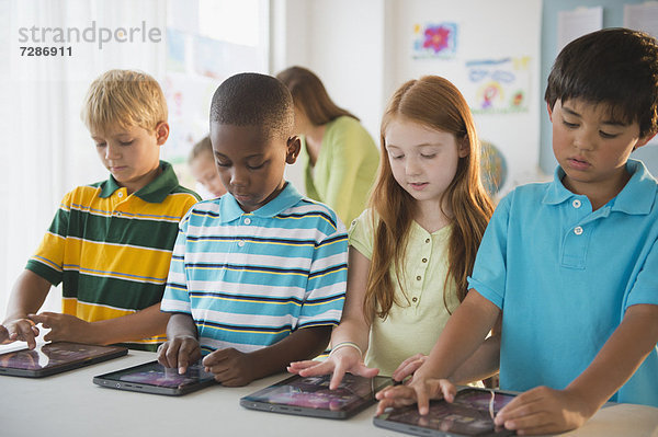 Computer  arbeiten  Lehrer  Schule  5-9 Jahre  5 bis 9 Jahre