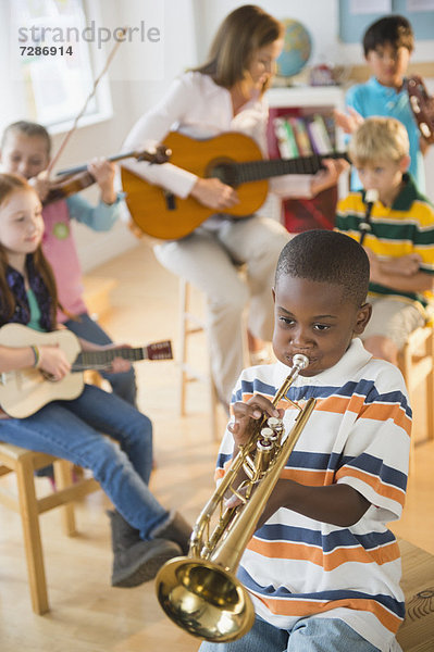 Musik  Lehrer  Schule  Schulklasse  Klasse  5-9 Jahre  5 bis 9 Jahre  spielen