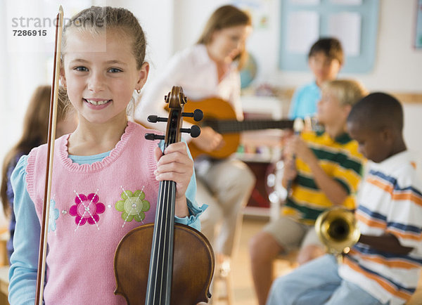 Portrait  Musik  Schülerin  5-9 Jahre  5 bis 9 Jahre  Geige
