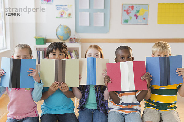 sitzend  Buch  offen  Schule  5-9 Jahre  5 bis 9 Jahre