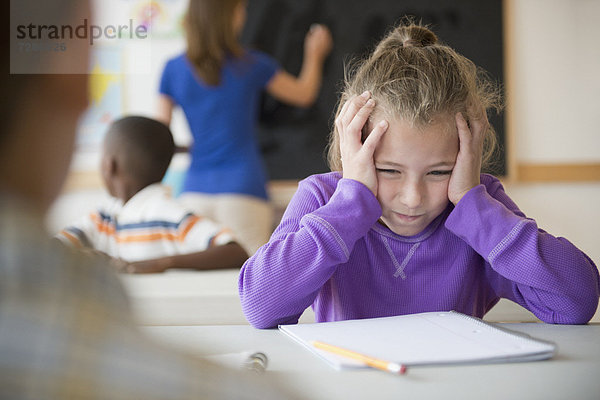 lernen  Problem  Klassenzimmer  Schülerin  5-9 Jahre  5 bis 9 Jahre