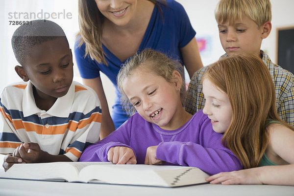 Computer  arbeiten  Lehrer  Schule  5-9 Jahre  5 bis 9 Jahre