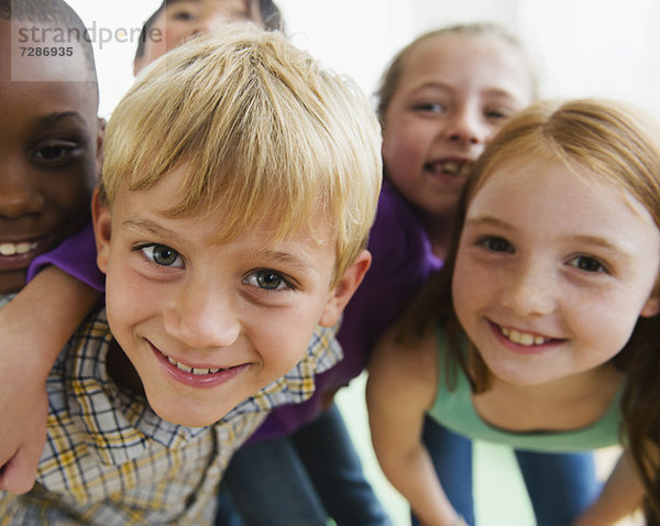 Portrait  lächeln  Schule  5-9 Jahre  5 bis 9 Jahre