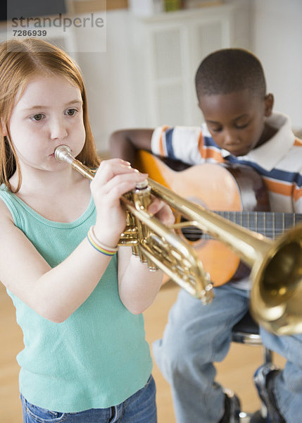Musik  Schule  Schulklasse  Klasse  5-9 Jahre  5 bis 9 Jahre  spielen