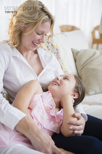 Entspannung  Couch  Tochter  5-9 Jahre  5 bis 9 Jahre  Mutter - Mensch