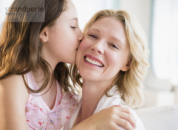 küssen  Tochter  5-9 Jahre  5 bis 9 Jahre  Mutter - Mensch