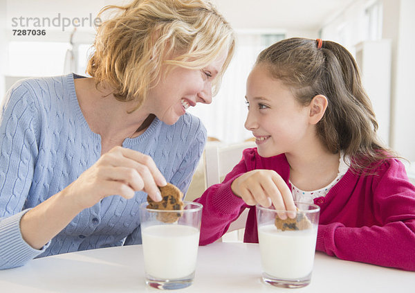 Tochter  5-9 Jahre  5 bis 9 Jahre  Keks  essen  essend  isst  Mutter - Mensch  Milch