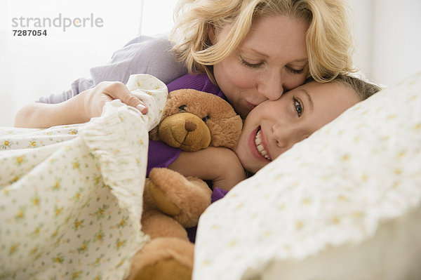 umarmen  Bett  Tochter  5-9 Jahre  5 bis 9 Jahre  Mutter - Mensch