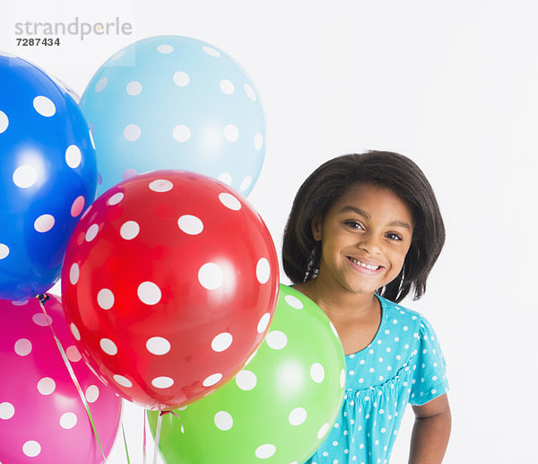 Farbaufnahme  Farbe  Luftballon  Ballon  schießen  Studioaufnahme  5-9 Jahre  5 bis 9 Jahre  Mädchen