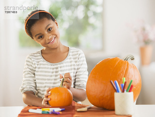 Halloweenlaterne  Kürbis  Portrait  lächeln  Produktion  5-9 Jahre  5 bis 9 Jahre  Mädchen