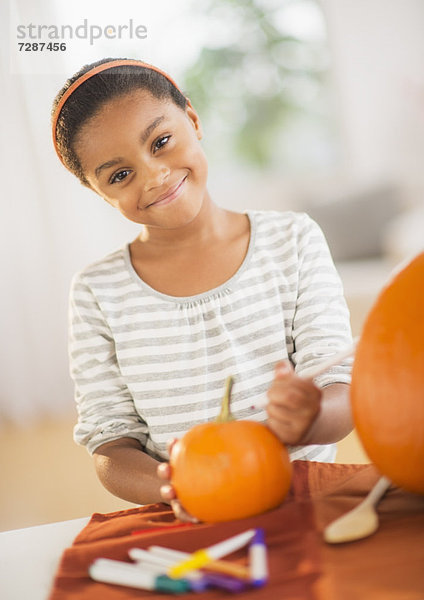 Halloweenlaterne  Kürbis  Portrait  lächeln  Produktion  5-9 Jahre  5 bis 9 Jahre  Mädchen