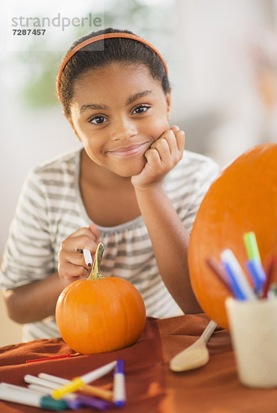 Halloweenlaterne  Kürbis  Portrait  lächeln  Produktion  5-9 Jahre  5 bis 9 Jahre  Mädchen