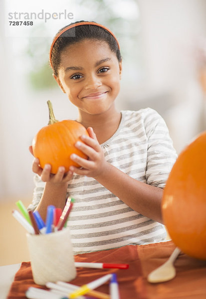 Halloweenlaterne  Kürbis  Portrait  lächeln  Produktion  5-9 Jahre  5 bis 9 Jahre  Mädchen