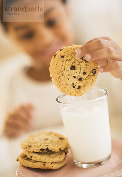 5-9 Jahre 5 bis 9 Jahre Mädchen Keks Milch