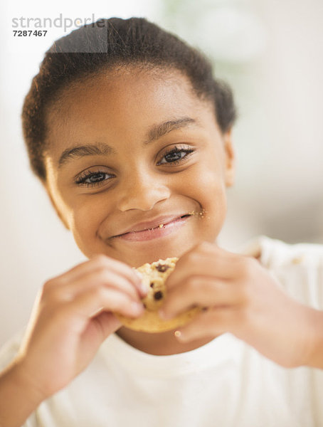 Portrait lächeln 5-9 Jahre 5 bis 9 Jahre essen essend isst Mädchen Keks