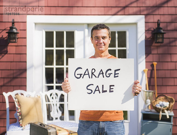 Garage  Portrait  Mann  halten  Zeichen  verkaufen  Signal