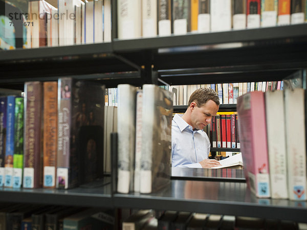 Mann  Bibliotheksgebäude  Forschung