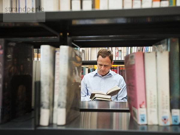 Mann  Bibliotheksgebäude  Forschung