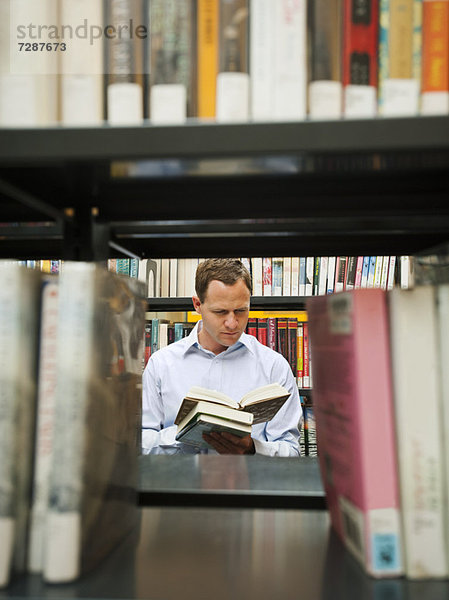 Mann  Bibliotheksgebäude  Forschung