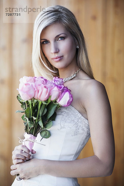Blumenstrauß  Strauß  Portrait  Braut  halten