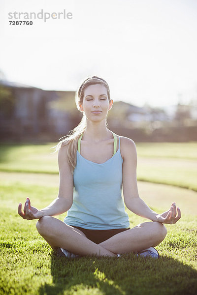 Schneidersitz  sitzend  Frau  Yoga