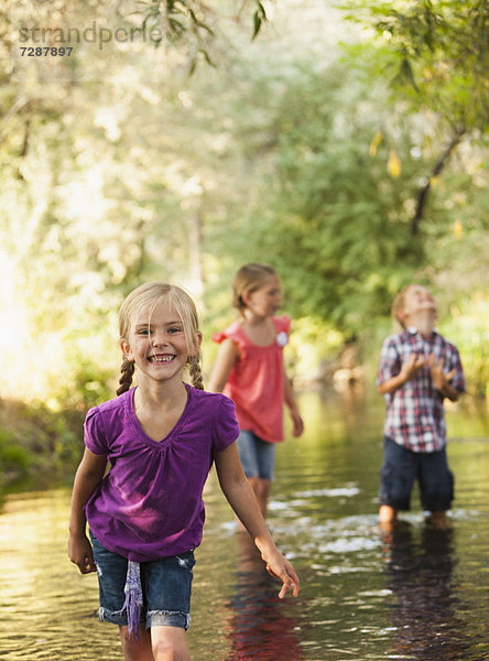 stehend  Freundschaft  klein  Fokus auf den Vordergrund  Fokus auf dem Vordergrund  5-6 Jahre  5 bis 6 Jahre  5-9 Jahre  5 bis 9 Jahre  Mädchen