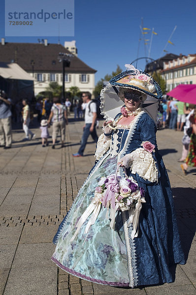 Dame mit Schirm im Rokoko-Kostüm mit Maske und Blumenkorb  Venezianische Messe Ludwigsburg  Baden-Württemberg  Deutschland  Europa