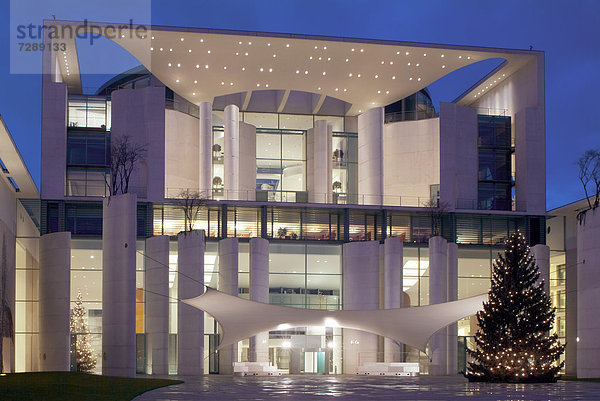 Bundeskanzleramt zur Weihnachtszeit  Berlin  Deutschland