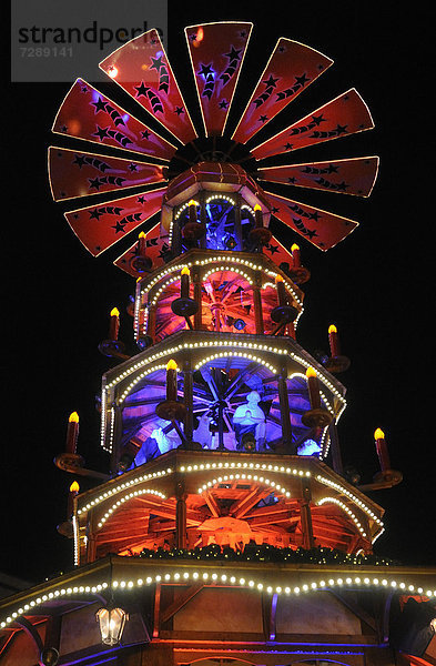 Weihnachtspyramide auf dem Weihnachtsmarkt am Alexanderplatz  Berlin  Deutschland