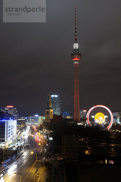 Weihnachtsmarkt mit Riesenrad am Fernsehturm  Berlin  Deutschland