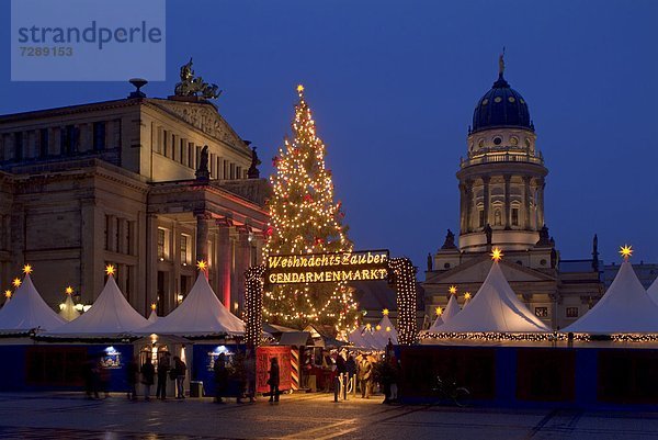 Weihnachtsmarkt am Gendarmenmarkt  Berlin  Deutschland