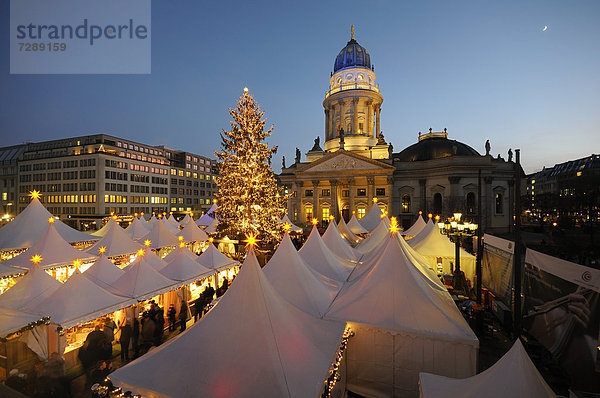 Weihnachtsmarkt am Gendarmenmarkt  Berlin  Deutschland