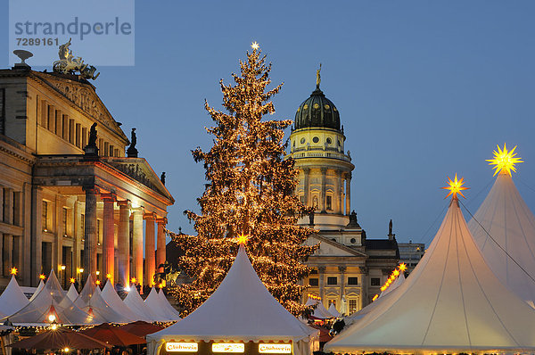 Weihnachtsmarkt am Gendarmenmarkt  Berlin  Deutschland