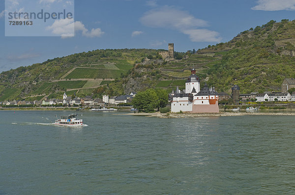 Burg Pfalzgrafenstein auf der Falkenau Flussinsel im Rhein  Burg Gutenfels hinten  in der Nähe von Kaub  Rheinland-Pfalz  Deutschland  Europa
