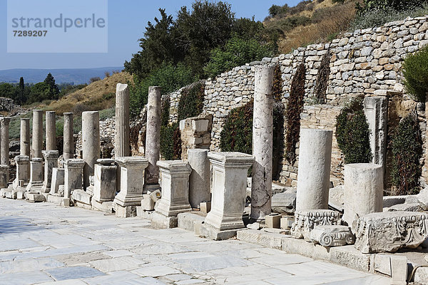 Ausgrabungen und Säulenallee an der Kuretenstraße  UNESCO Weltkulturerbe  Ephesos  Ephesus  Efes  Izmir  türkische Ägäis  Westtürkei  Türkei  Asien