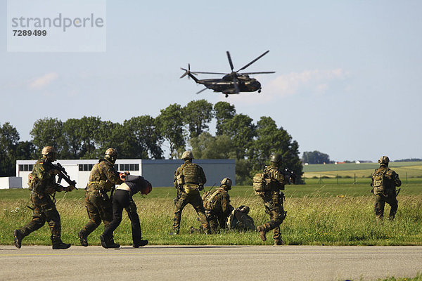 Terroristen werden abgeführt  KSK-Vorführung mit SOF-Hubschrauber  Laupheim  Baden-Württemberg  Deutschland  Europa