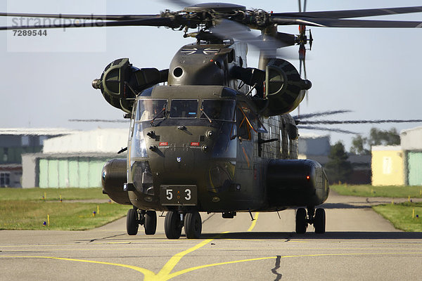 CH-53 GE-Hubschrauber bei Vorführung in Laupheim  Baden-Württemberg  Deutschland  Europa