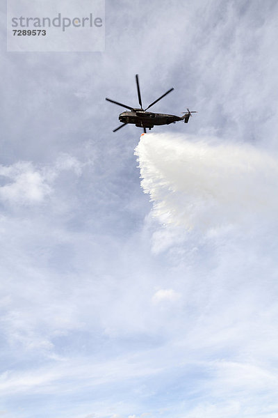 Hubschrauber CH-53 mit Feuerlöschbehälter bei einer Übung  5000 Liter Wasser werden abgeregnet  Laupheim  Baden-Württemberg  Deutschland  Europa