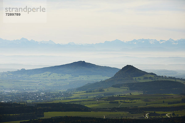 Landschaft im Hegau mit Alpen im Hintergrund  Baden-Württemberg  Deutschland  Luftbild