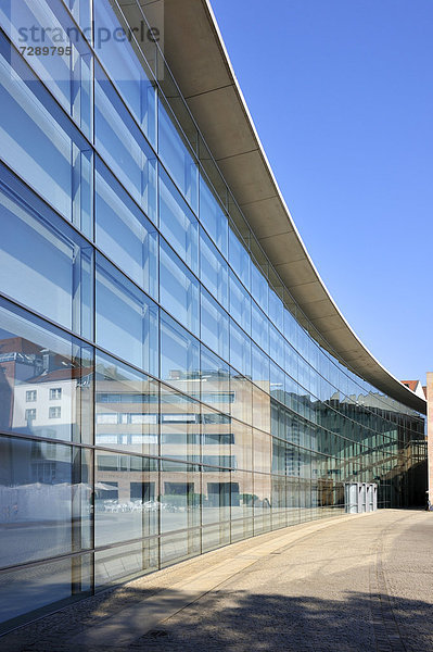 'Große Glasfassade vom ''Neuen Museum'' Nürnberg  Luitpoldstraße 9  Nürnberg  Mittelfranken  Bayern  Deutschland  Europa'