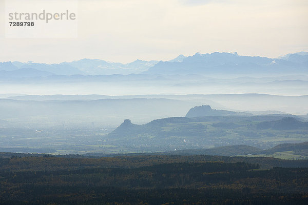 Landschaft im Hegau mit Alpen im Hintergrund  Baden-Württemberg  Deutschland  Luftbild