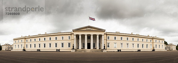 Panorama Europa Großbritannien Gebäude Fassade Hausfassade frontal Monarchie Hochschule England Hampshire Militär alt